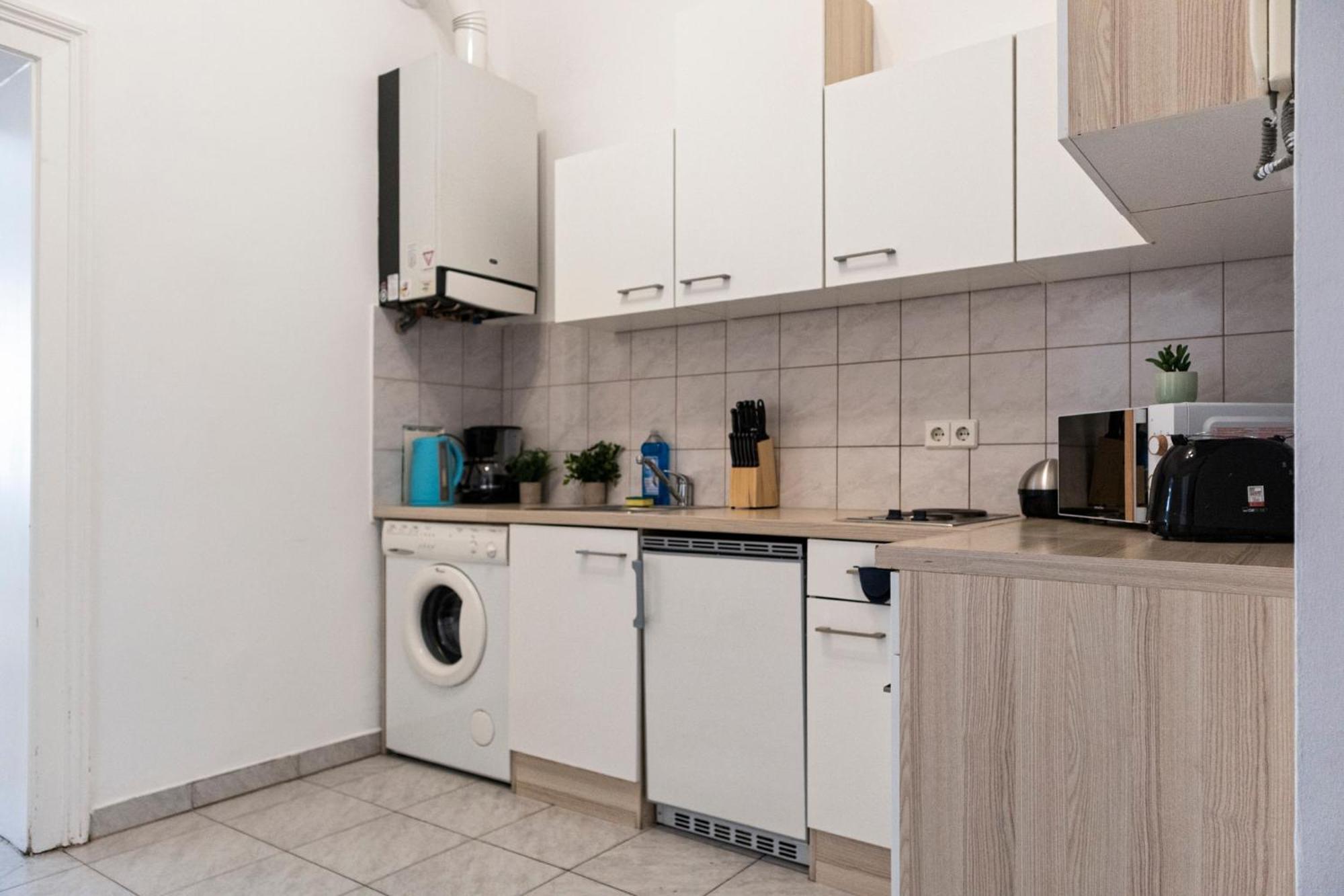 Prime Location & Peaceful Shared 2 Bedroom Apt With Backyard Viena Exterior foto